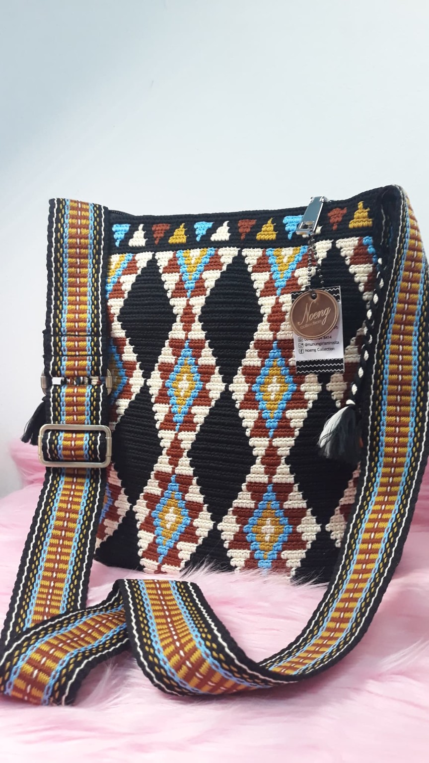 Tas rajut mochila Noeng Collection bermotif geometris